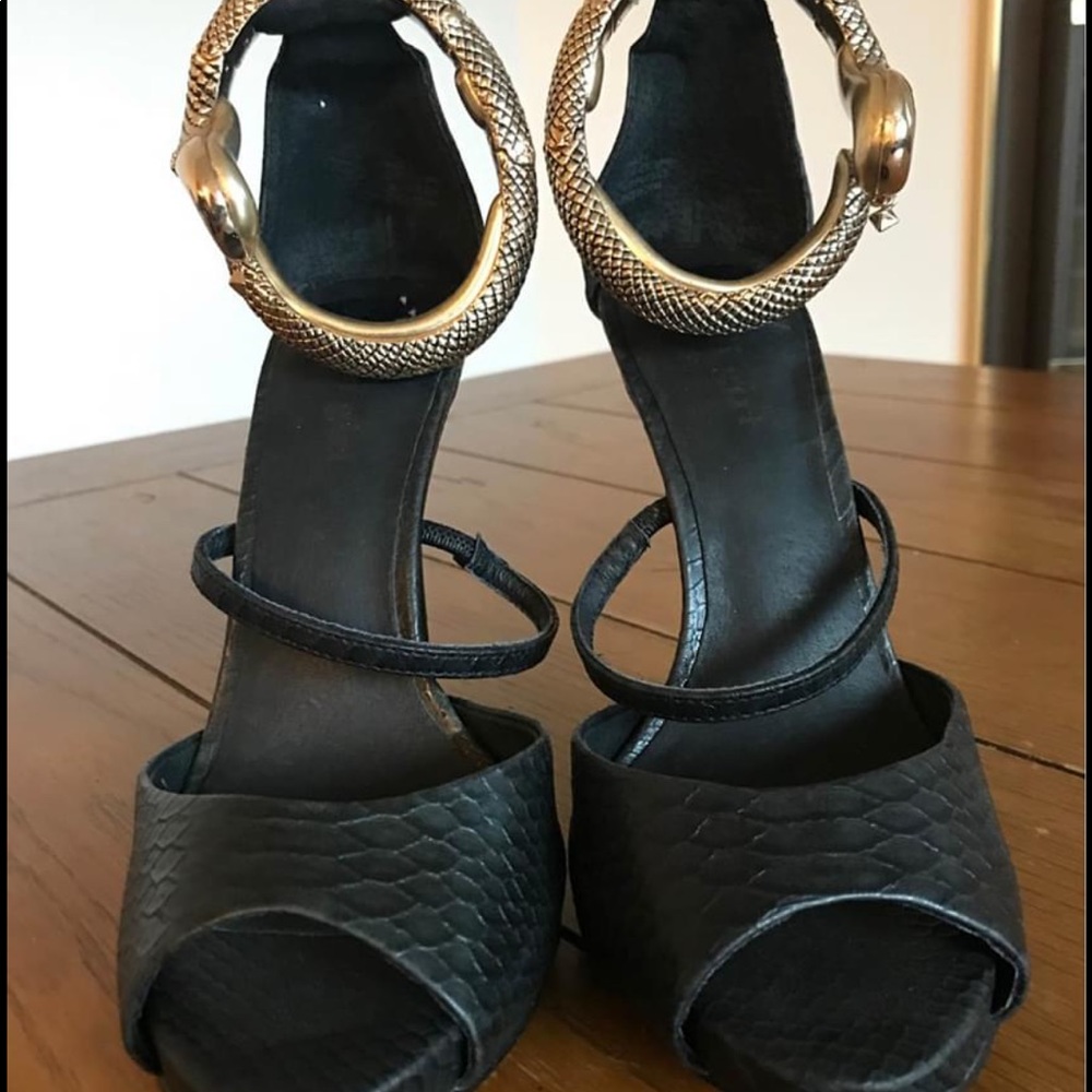 Never worn H E E L S 👠👠